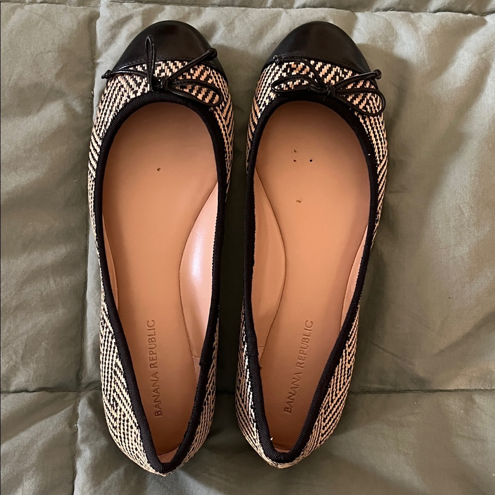Banana Republic Black and Cream Woven Ballet Flats